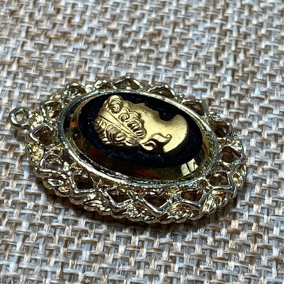 Faux Cameo Black Glass Gold Tone Frame Lady Profile Vintage Pendant - Picture 5 of 9